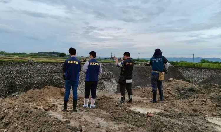 高市府日前稽查農地盜採砂石。經發局提供