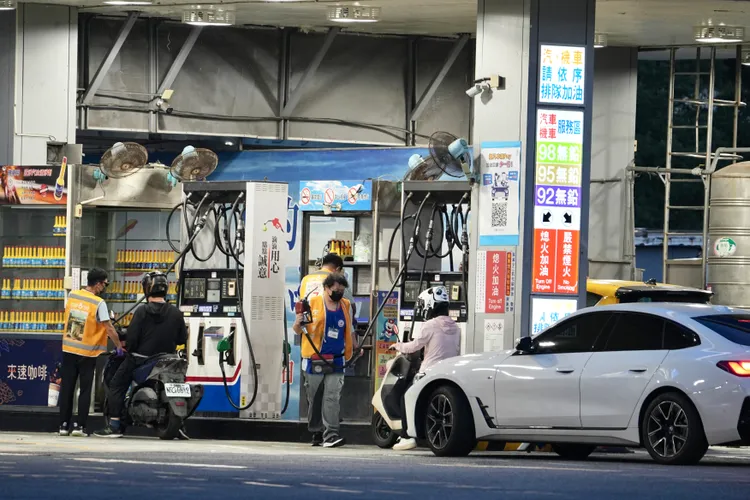 截至今年8月底最新統計，全台總車輛數近870萬輛，但是電動車快速成長，讓加油站發油量日益減少。彭欣偉攝