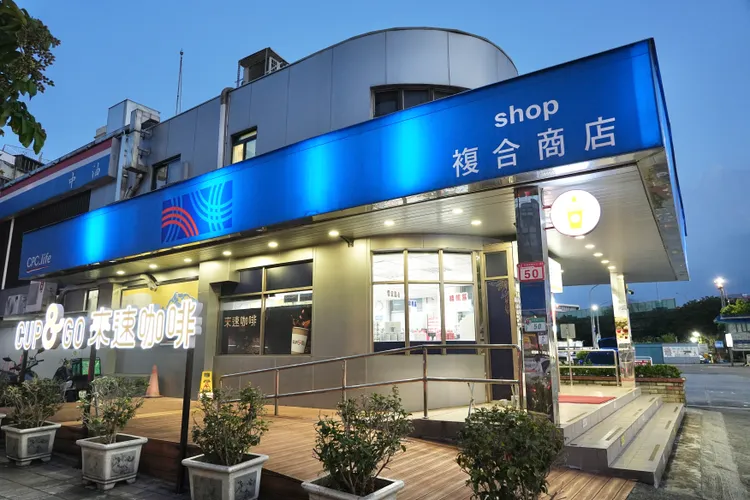 加油站今年推出各式精美應景中秋禮盒，透過加油站複合式商店的行銷通路供民眾預購。彭欣偉攝