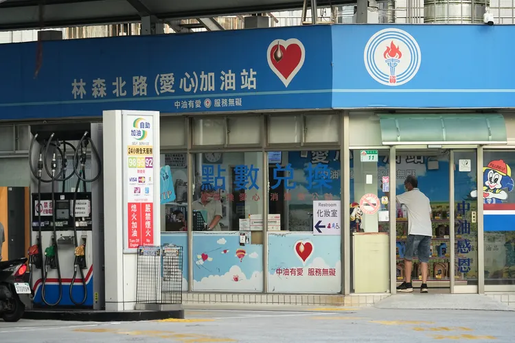 複合式便利商店不只賣咖啡，也異業結盟變成一個舖貨平台販售各類禮盒商品。彭欣偉攝