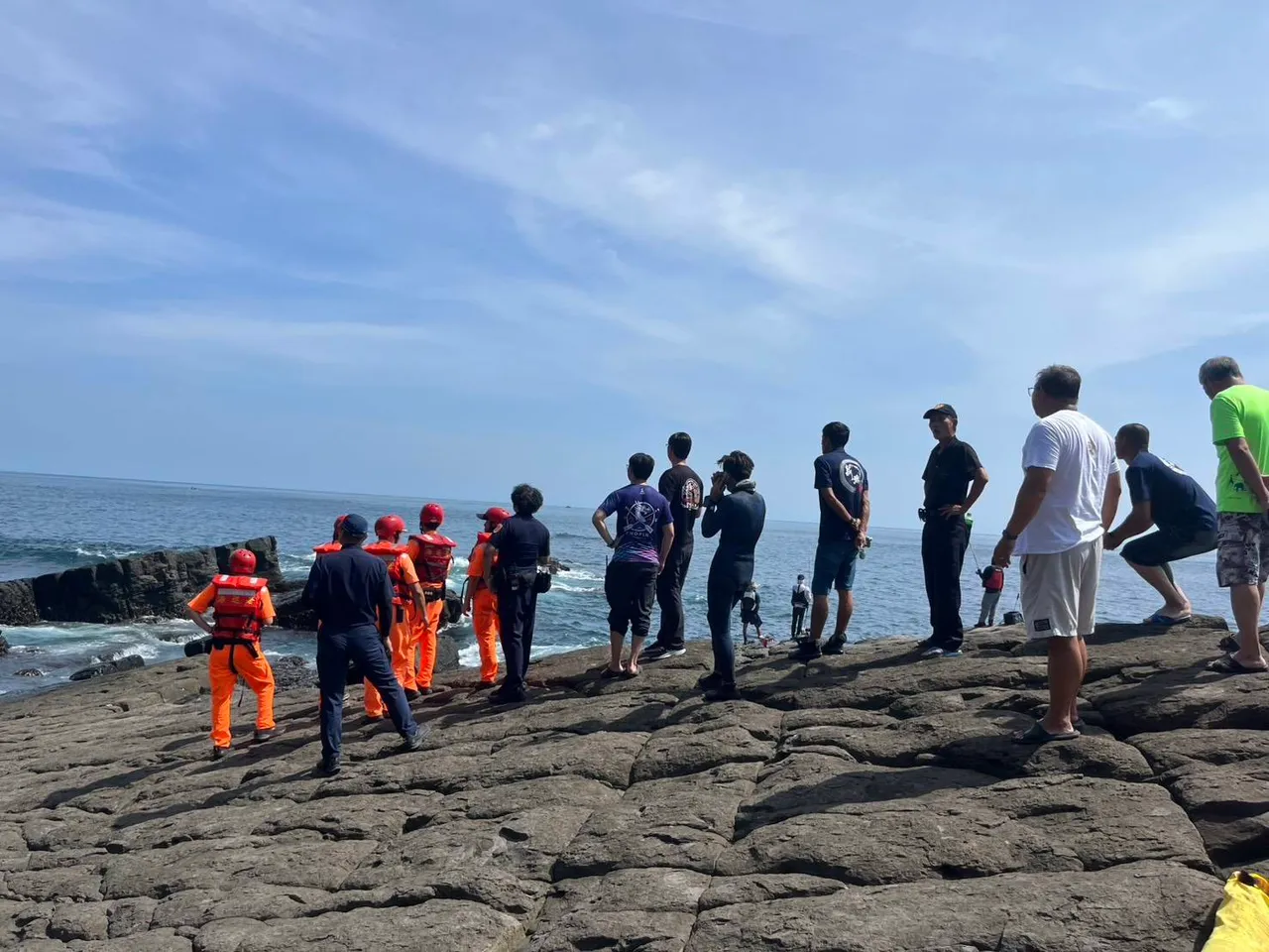 今天上午莱莱矶钓场周边海域传出3名潜水员失踪。翻摄照片
