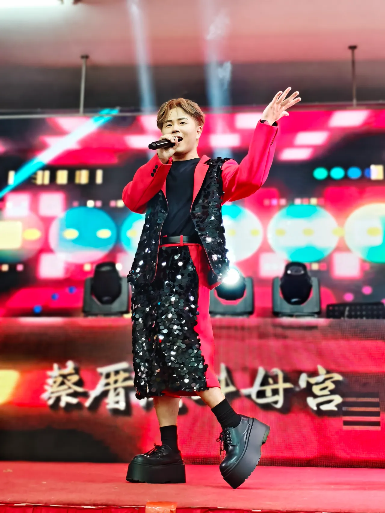陈孟贤新加坡开唱,千人爆场。全球巨星有限公司提供