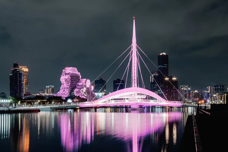 大港橋點上粉紅燈光。取自陳其邁臉書