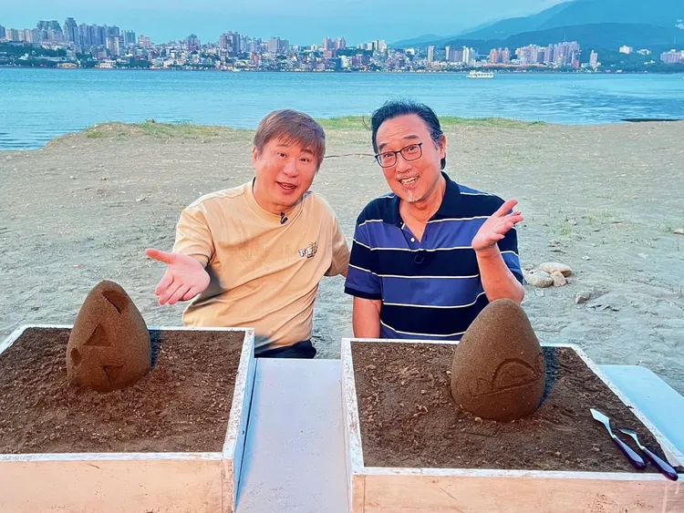 （左起）胡瓜、趙樹海。下面一位提供