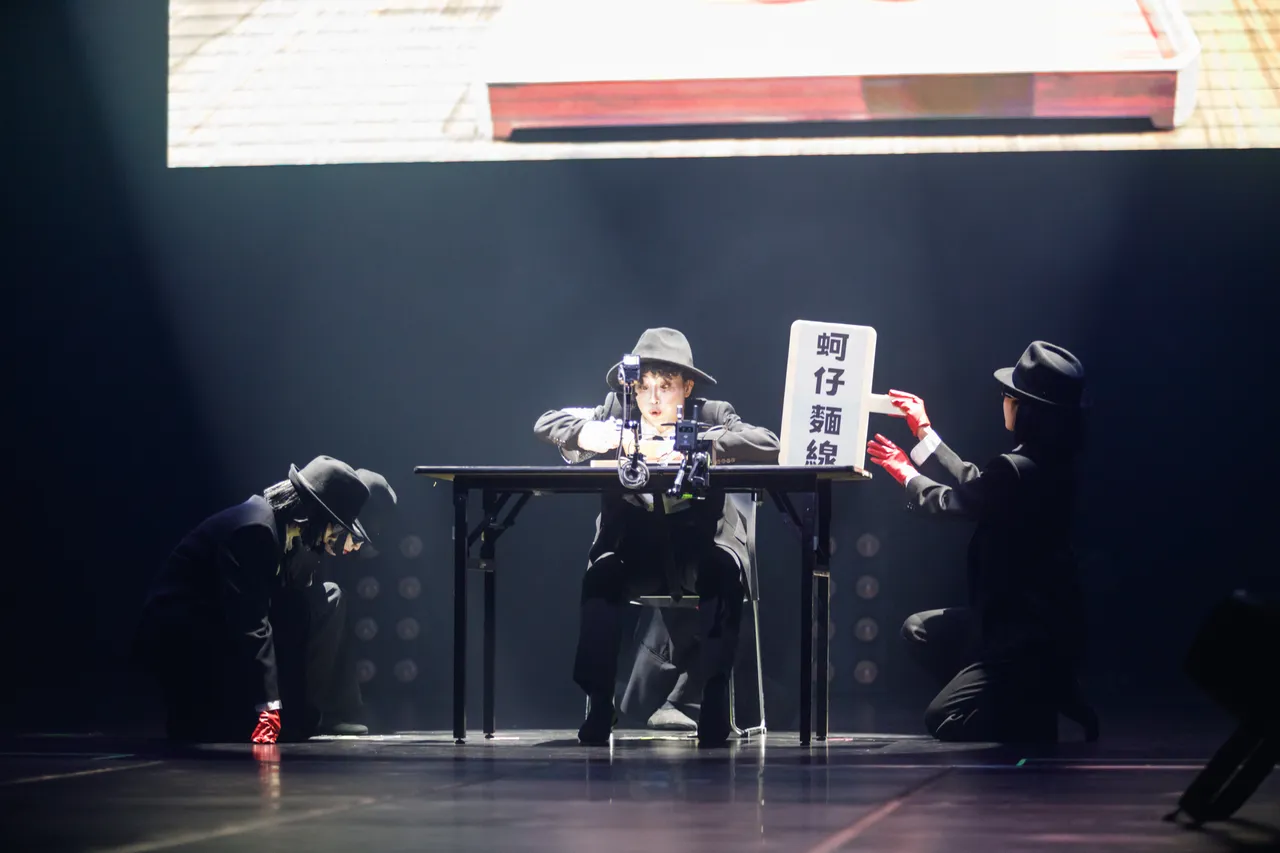 avantgardey从台湾小吃获得灵感,把「蚵仔面线」桌子搬上台。B'in Live Entertainment提供