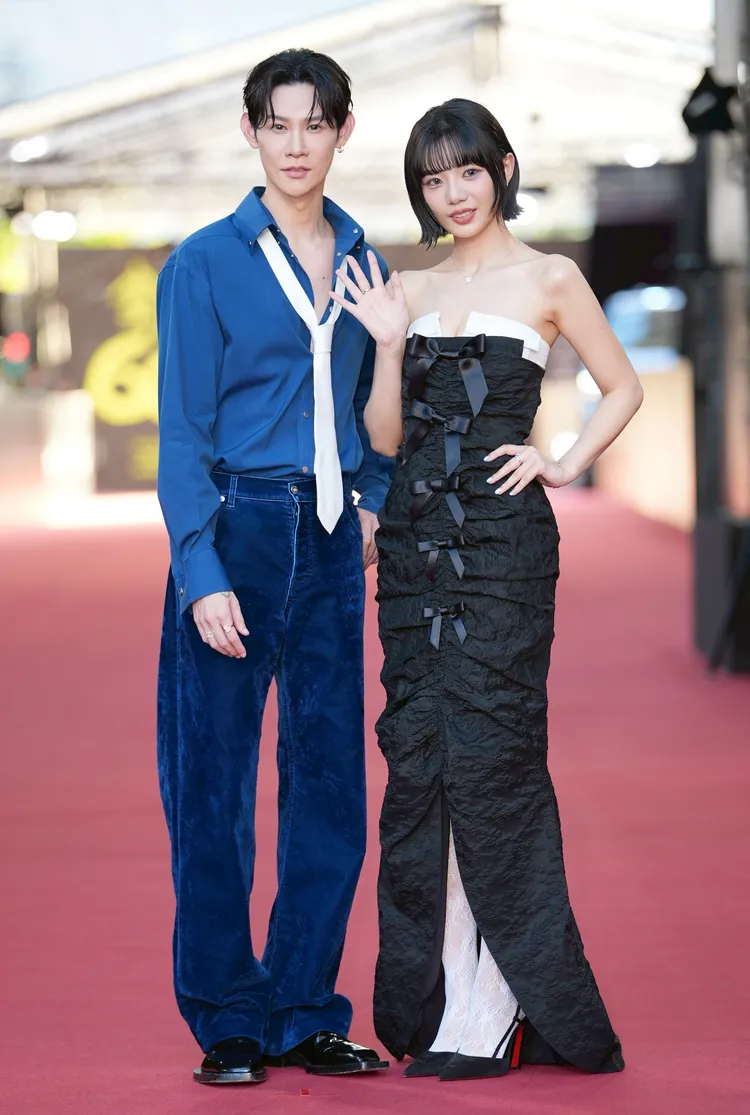紅毯主持人夏和熙（左）與木木林葦妮（右）。攝影中心攝