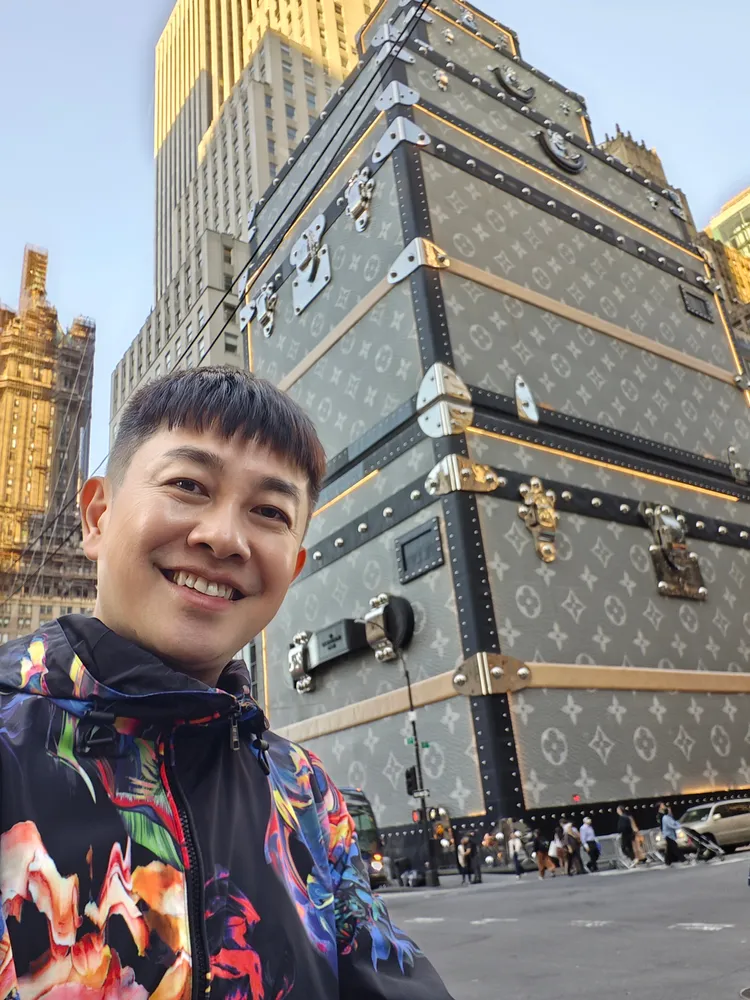 李明川這次在美國旅行，一直被以為是學生。提供