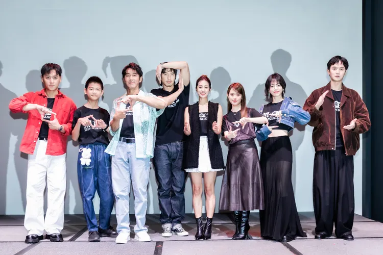 （左起）鄭人碩、李李仁、傅孟柏、莫允雯、邱偲琹、陸夏、張軒睿。LINE TV提供