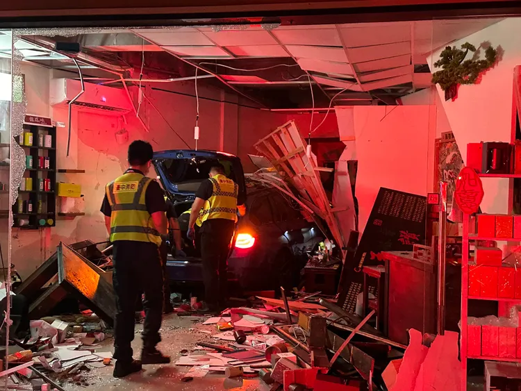 BMW不明原因衝進台中市西區五權路一家茶葉行，造成87歲婦人睡夢中被撞死，61歲的兒子受傷。民眾提供