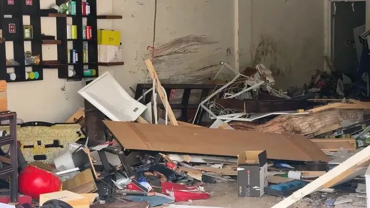 張男說，店面才剛搬來1個月，初估損失達2、300萬元。民眾提供