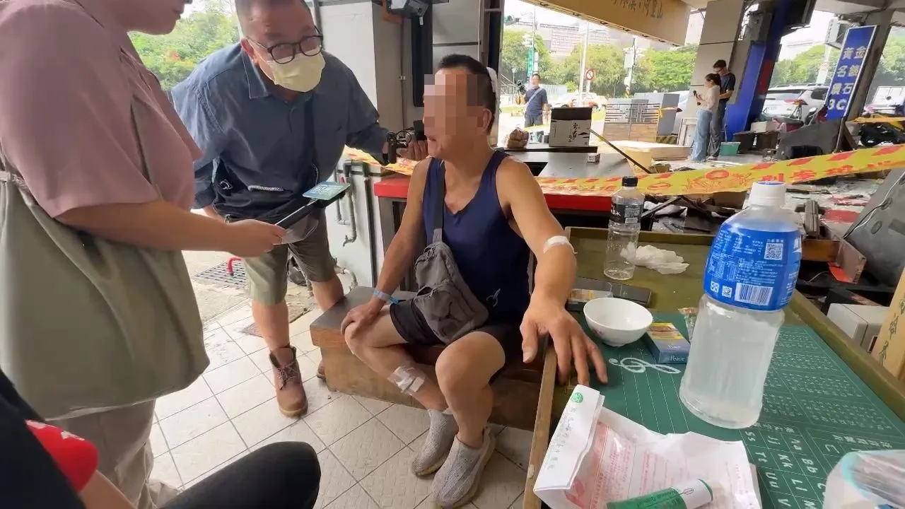 张男说,当时妈妈睡下铺,自己睡上铺,只听到一声巨响,回过神来才发现妈妈被救援人员抬出去。民众提供