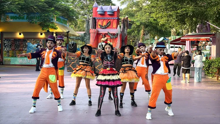 麗寶樂園推出萬聖大遊行，邀請大小朋友扮裝一起同行。麗寶樂園提供