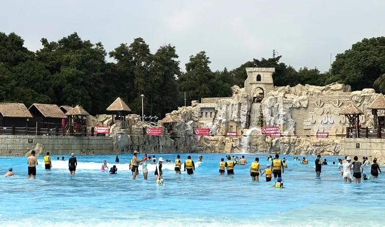 國慶連假遊客出遊玩水，清涼消暑。麗寶樂園提供