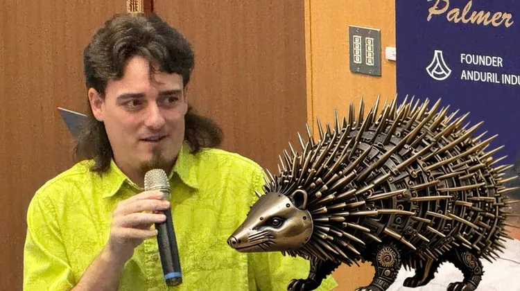 Anduril創辦人拉奇8月曾訪台（中央社），他認為應用武器裝備台灣，打造台灣成多刺豪豬。合成畫面。AI示意圖
