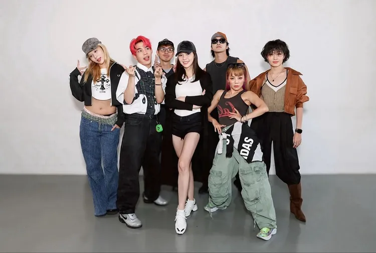 曾馨瑩（中）與今年的初選評審。翻攝IG