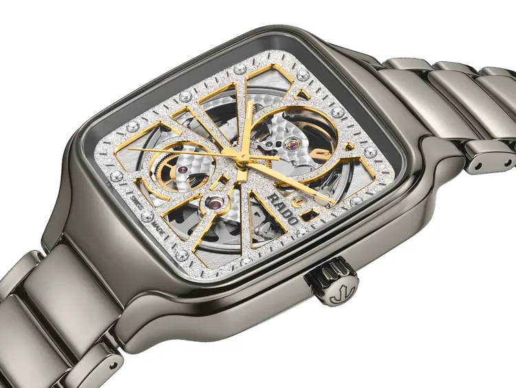 錶盤採用獨特電鍍工藝複製鑽石粉末的晶體結構，在視覺上有如鑽石粉末般閃閃發光。品牌提供