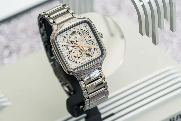 RADO將高科技陶瓷工藝融入方形結構的True Square真我方形系列。品牌提供