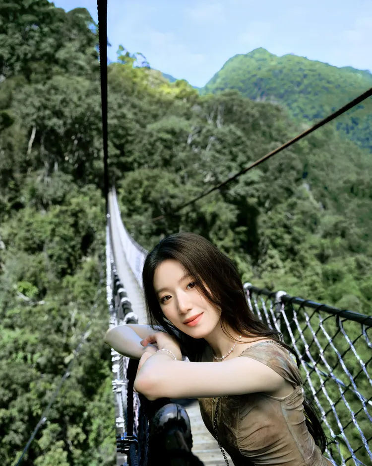 葉舒華為拍攝觀光廣告首次來到小烏來天空繩橋。觀旅局提供