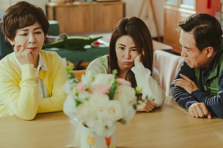 王彩樺（左起）、郭書瑤、檢場一家都是省錢達人。中視提供