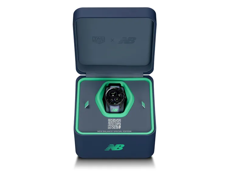 泰格豪雅Connected Calibre E5 智能腕錶40毫米 × New Balance 聯名款，40mm，黑色DLC 2級鈦金屬錶殼，1.39吋AMOLED 觸控顯示螢幕，雙材質橡膠錶帶搭配高科技織物內襯，Calibre E5 (TAG Heuer OS)機芯，動力儲存完整效能約1.5天、運動模式（跑步）12小時 ，防水深度50米，6萬6400元。品牌提供
