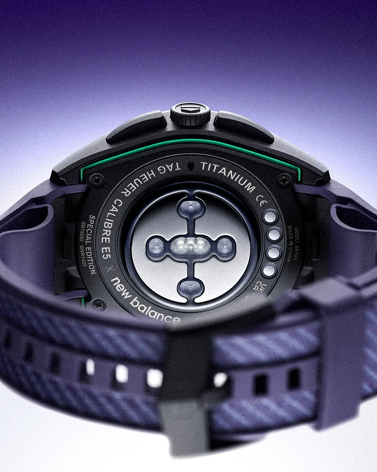 泰格豪雅Connected Calibre E5 智能腕錶40毫米 × New Balance 聯名款，40mm，黑色DLC 2級鈦金屬錶殼，1.39吋AMOLED 觸控顯示螢幕，雙材質橡膠錶帶搭配高科技織物內襯，Calibre E5 (TAG Heuer OS)機芯，動力儲存完整效能約1.5天、運動模式（跑步）12小時 ，防水深度50米，6萬6400元。品牌提供
