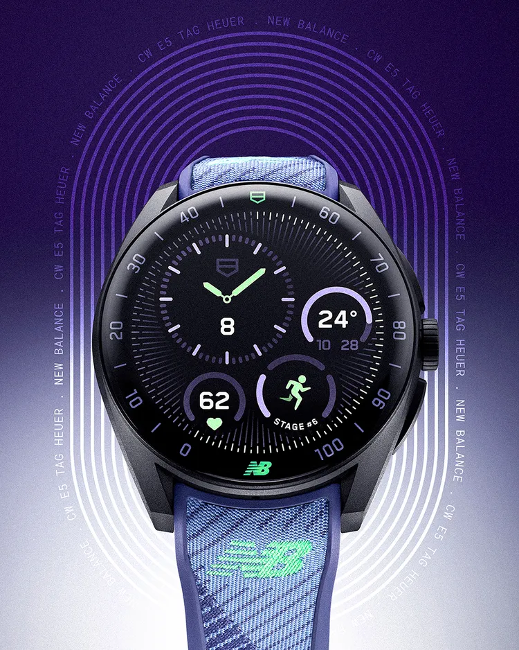 泰格豪雅Connected Calibre E5 智能腕錶40毫米 × New Balance 聯名款，40mm，黑色DLC 2級鈦金屬錶殼，1.39吋AMOLED 觸控顯示螢幕，雙材質橡膠錶帶搭配高科技織物內襯，Calibre E5 (TAG Heuer OS)機芯，動力儲存完整效能約1.5天、運動模式（跑步）12小時 ，防水深度50米，6萬6400元。品牌提供
