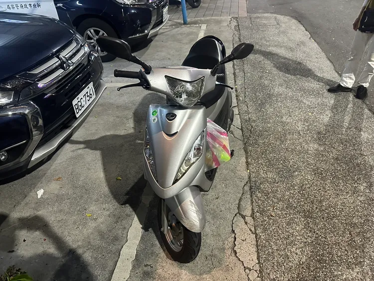 女騎士的機車明顯有擦撞痕跡。翻攝畫面