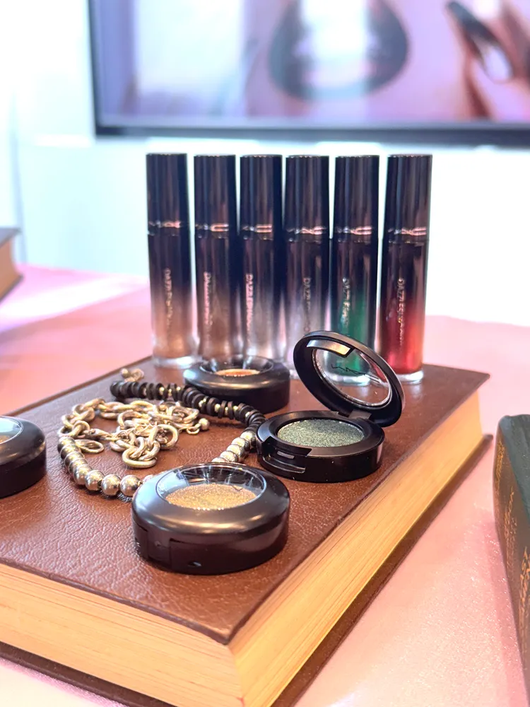 M.A.C推出鑽光星辰眼影液、時尚焦點眼影新品，建構出充滿未來感的眼妝宇宙。張家玲攝