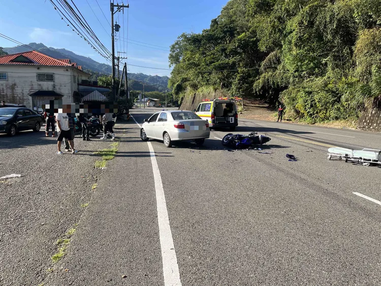 轎車過彎跨越雙黃線肇禍。民眾提供