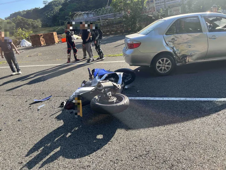 重機撞上跨越雙黃線的自小客車右側車身。民眾提供