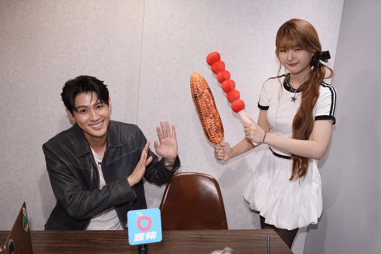 李玉璽與年僅13歲的「南韓甜心」Seo EVE（서이브）合唱。彭欣偉攝