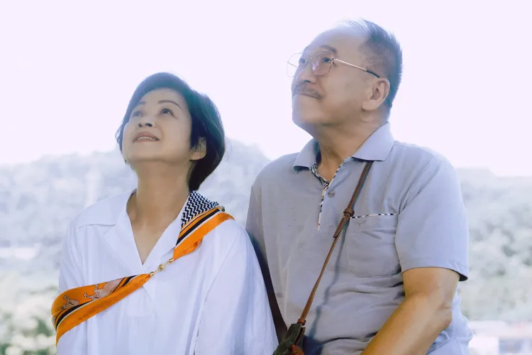 楊貴媚（左）和傅雷在夫妻樹下感受到幸福氛圍。公視+提供