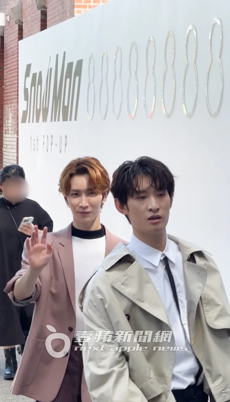 渡邊翔太（左）、向井康二跟場外200名粉絲揮手致意。陳薇安攝