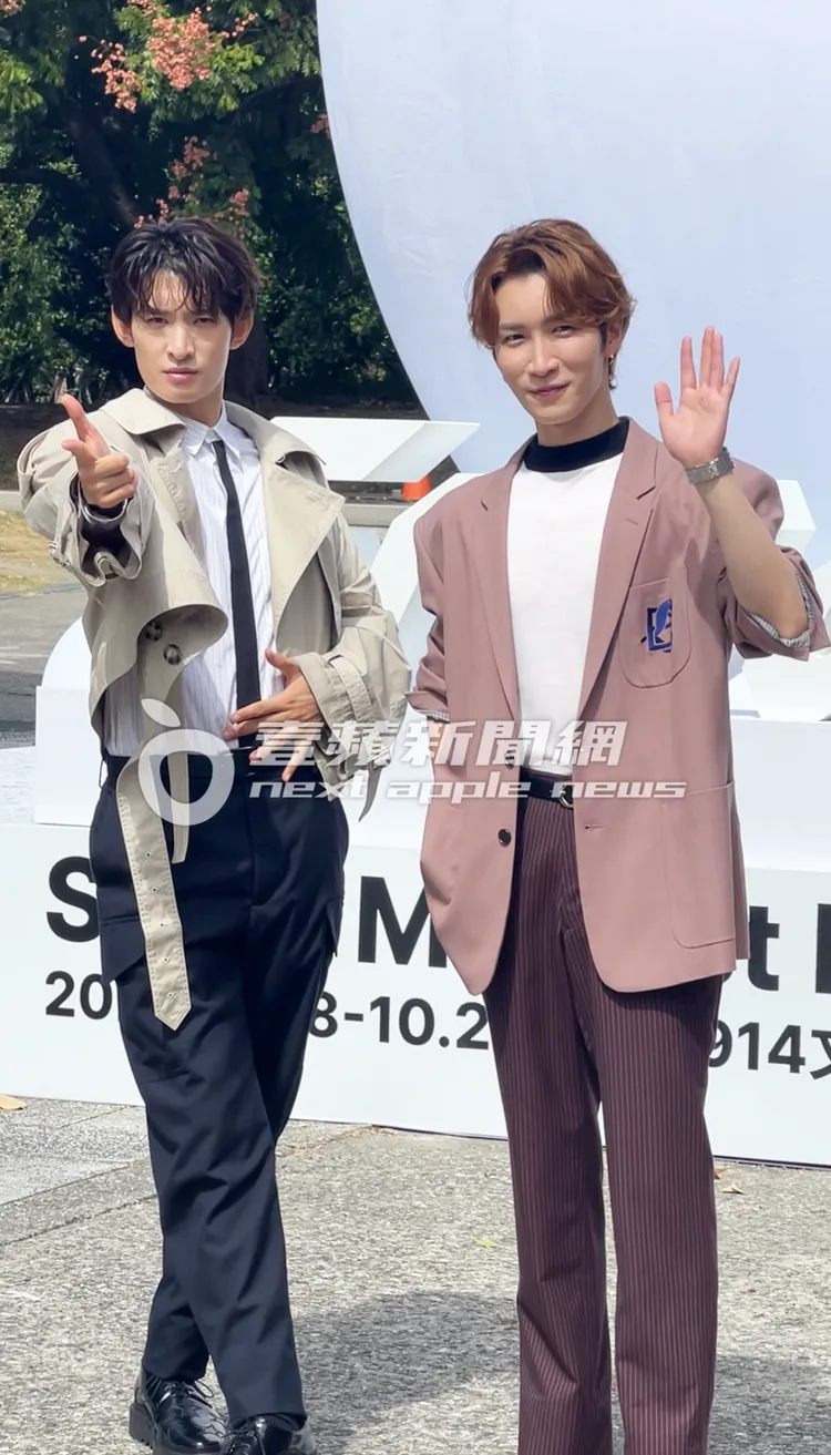 向井康二（左）擺出逗趣的姿勢。陳薇安攝