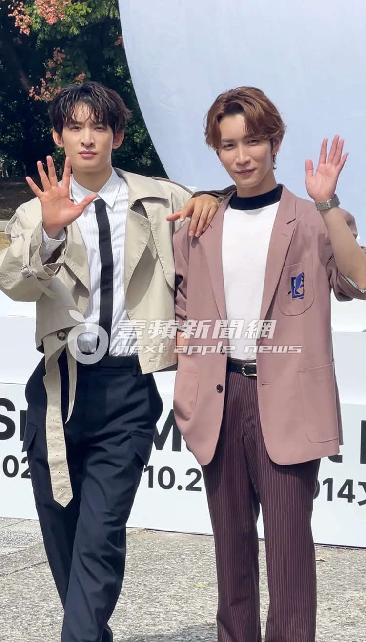 向井康二（左）、渡邊翔太揮手打招呼。陳薇安攝