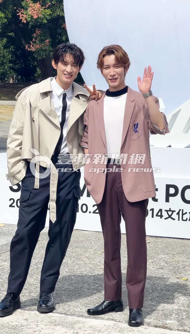 向井康二（左）搞笑表示與渡邊翔太來台度蜜月。陳薇安攝