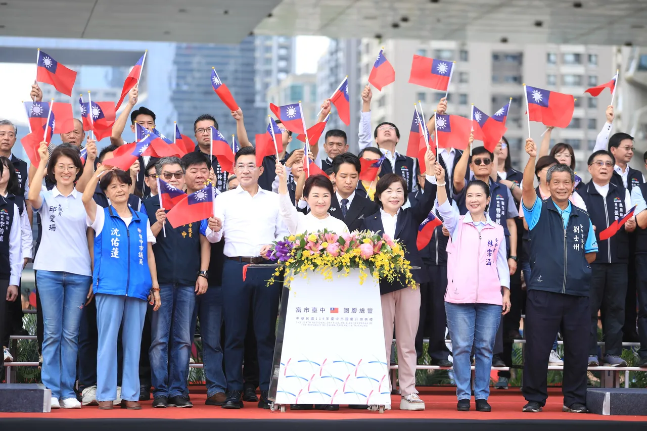 卢秀燕带领市府团队及贵宾祝中华民国生日快乐。市府提供