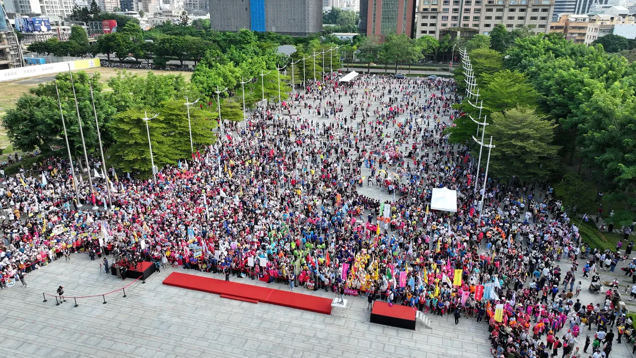 中市府国庆升旗2.3万人挤爆府前广场,5千份纪念物秒杀。市府提供