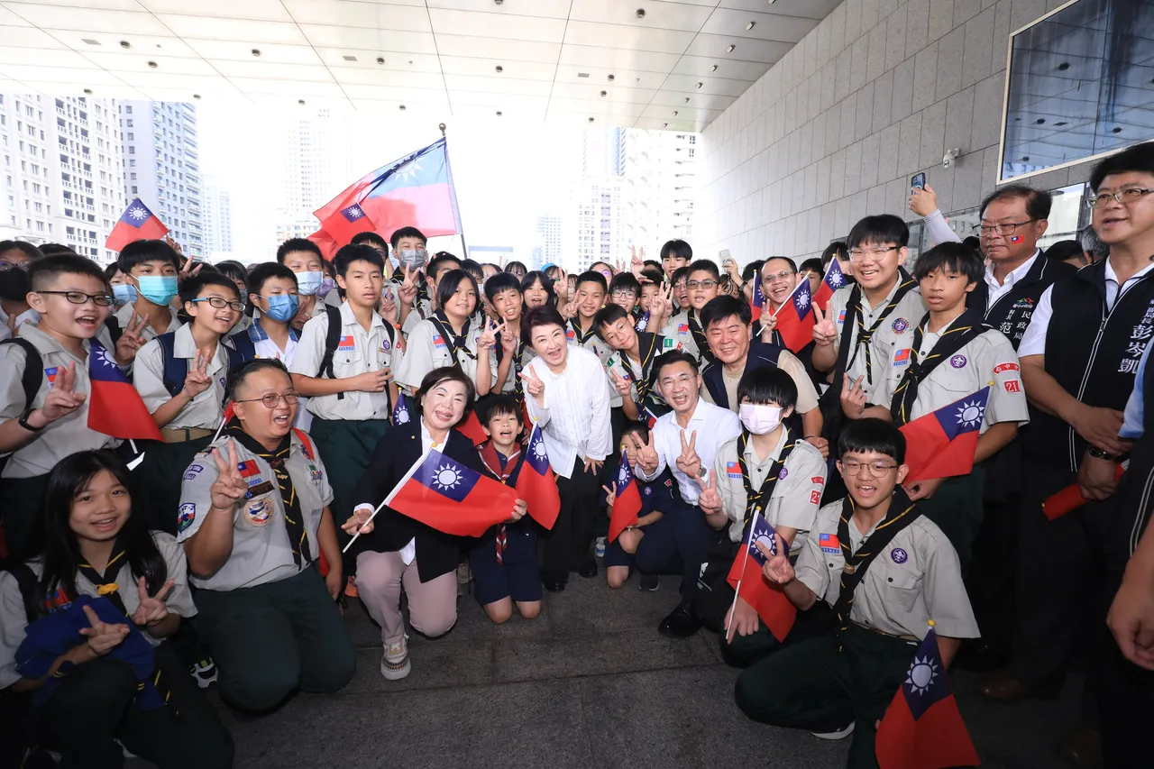 卢秀燕与参加国庆升旗的民众开心合影。市府提供