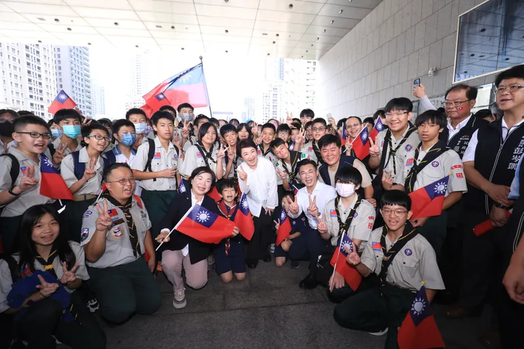 盧秀燕與參加國慶升旗的民眾開心合影。市府提供