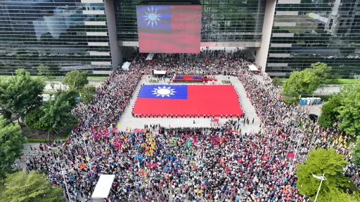 台中市府国庆升旗2.3万人挤爆 5千份纪念小物1小时秒杀