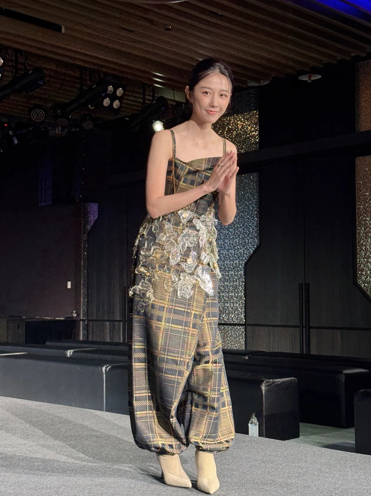 吴慷仁到中国发展,邵雨薇似乎成为他在台的回答,表情明显不自在。资料照、刘旻君摄