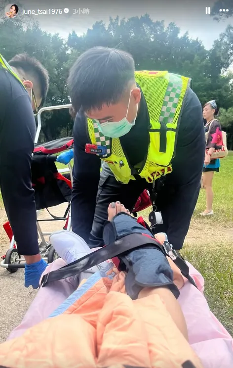 六月受伤被担架抬去送医。翻摄六月IG