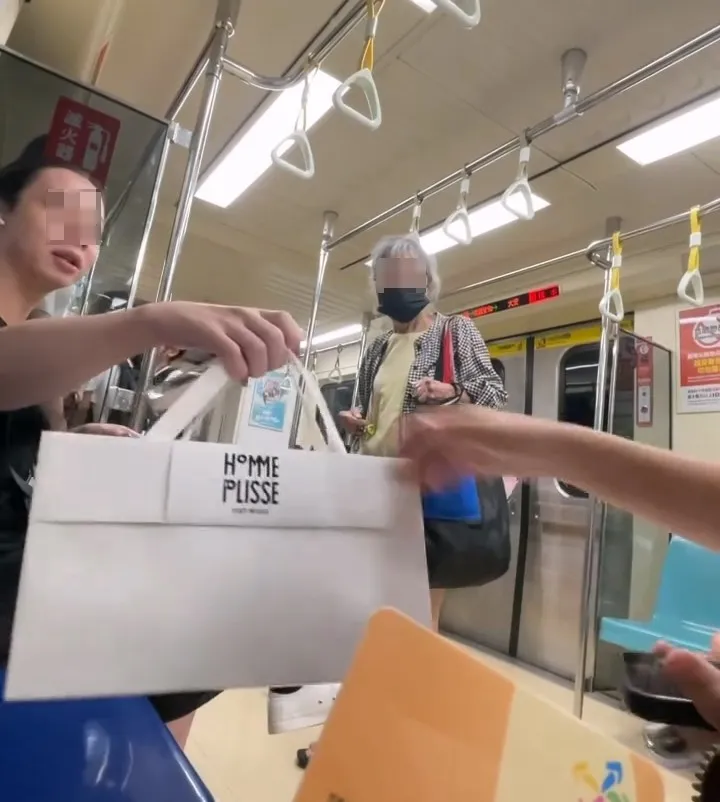 北捷男踹飛老婦之前，將紙袋交給一旁乘客保管，讓網友注意到是日本設計師三宅一生的男裝副牌「HOMME PLISSÉ ISSEY MIYAKE」。翻攝Threads/queen7_910