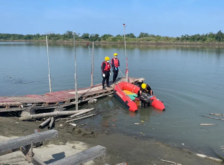 消防人員將其打撈上岸，後續交由轄區警方調查釐清。民眾提供