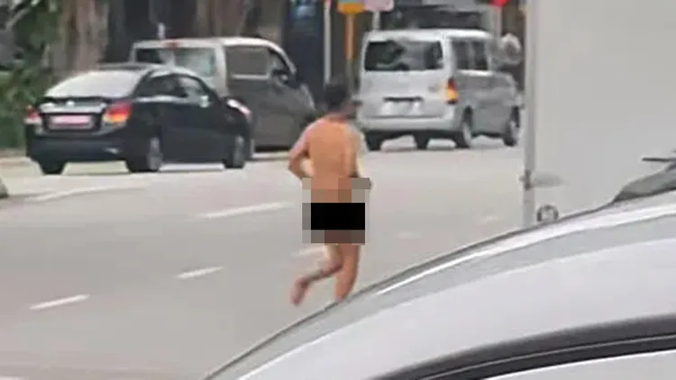 骑士追撞计程车后脱衣落跑。翻摄自小红书