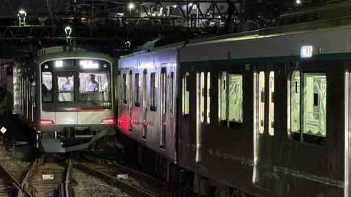 東京電車對撞出軌! 營運商:千班列車、65萬乘客受影響
