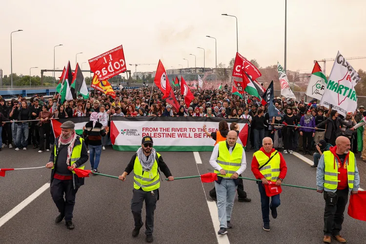 義大利米蘭當地的基層工會(USB Union)發起罷工並走上街頭抗議以色列。路透