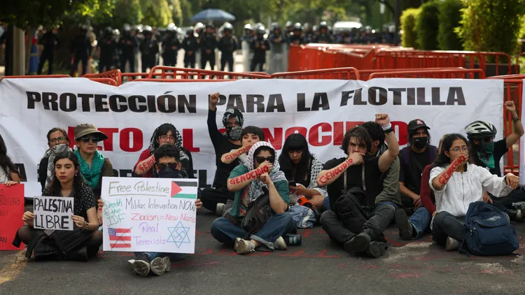 墨西哥市也有示威抗議。路透