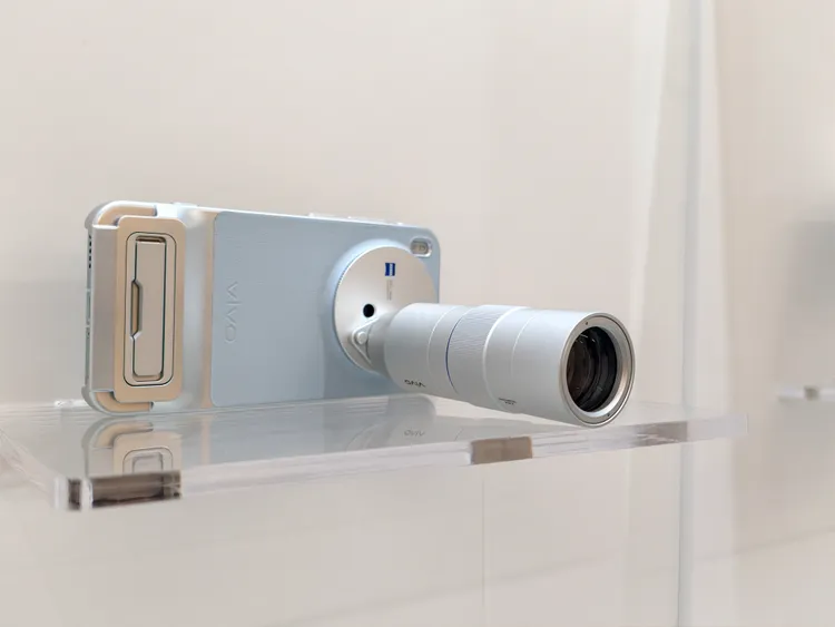 vivo與蔡司聯手打造「vivo蔡司2.35x長焦增距鏡套裝」，可延伸遠距拍攝與提升景深壓縮效果，將於10月24日起在全台vivo體驗店搶先亮相。趙筱文文攝